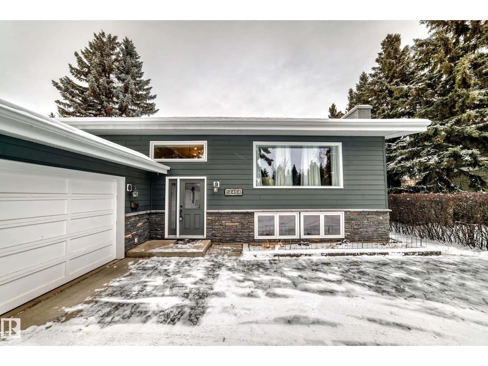 Edmonton — Edmonton - Photo 4 of 52