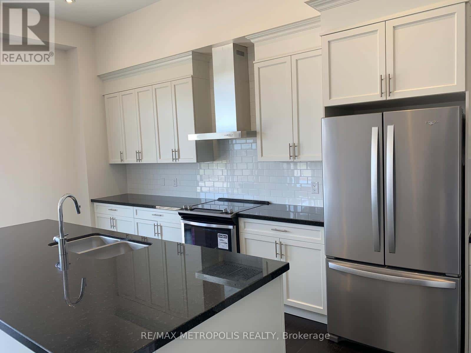 38 HAYERAFT STREET — Whitby - Photo 3 of 11