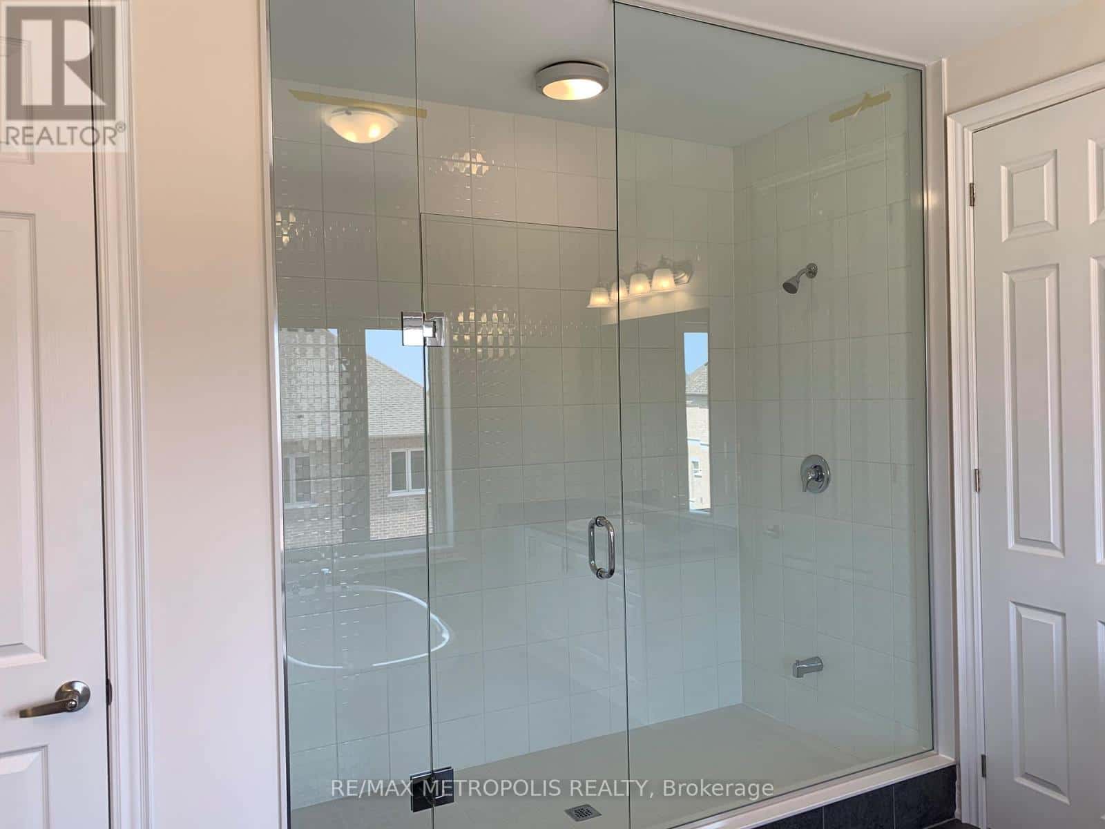 38 HAYERAFT STREET — Whitby - Photo 2 of 11