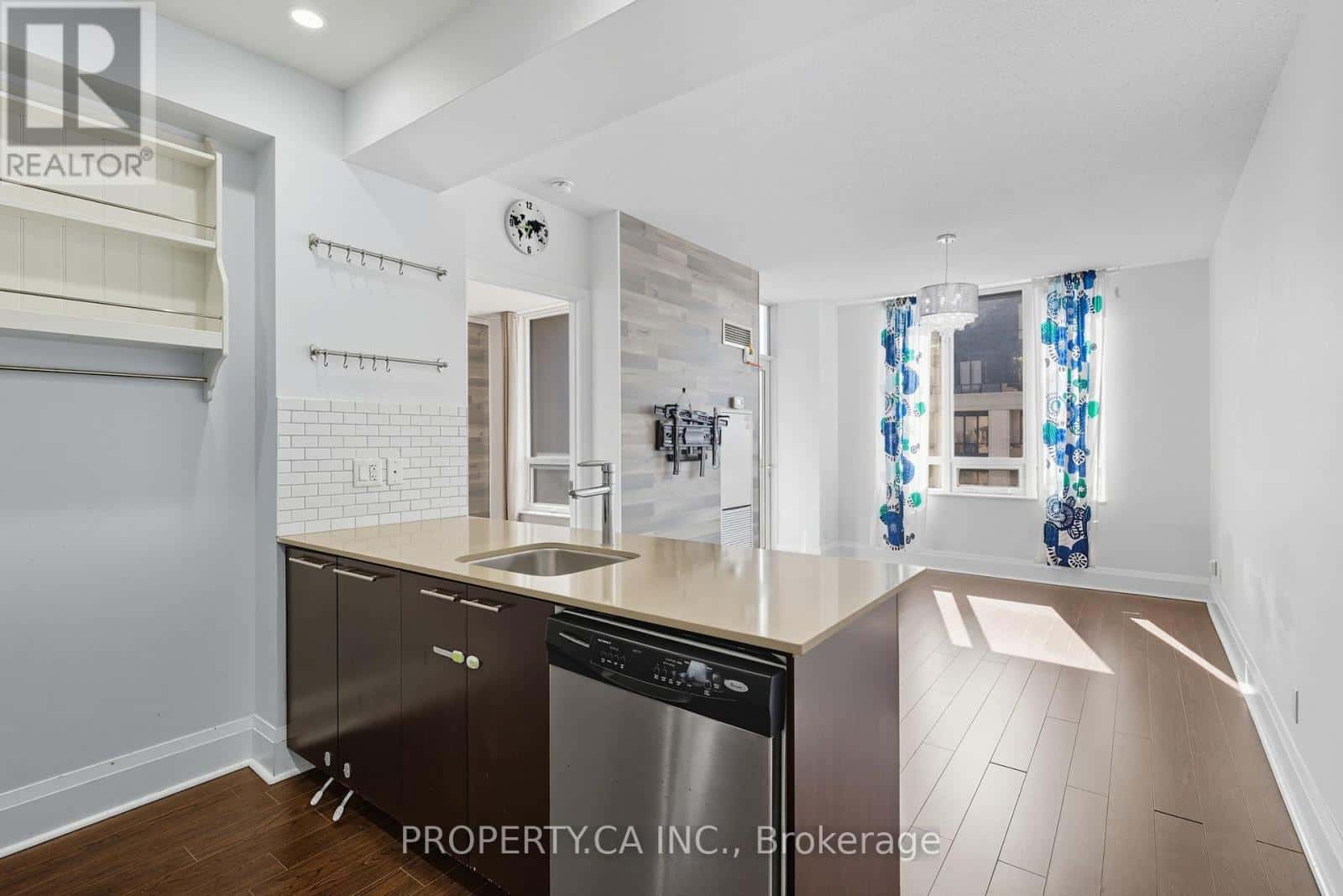 Toronto (Willowdale East) — Toronto (Willowdale East) - Photo 2 of 13