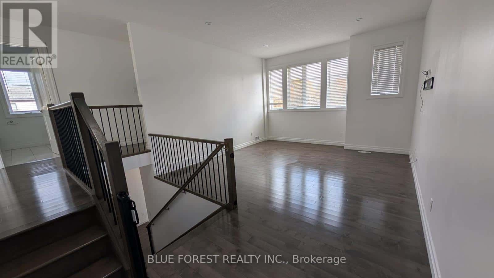 London South (South V) — London South (South V) - Photo 2 of 36