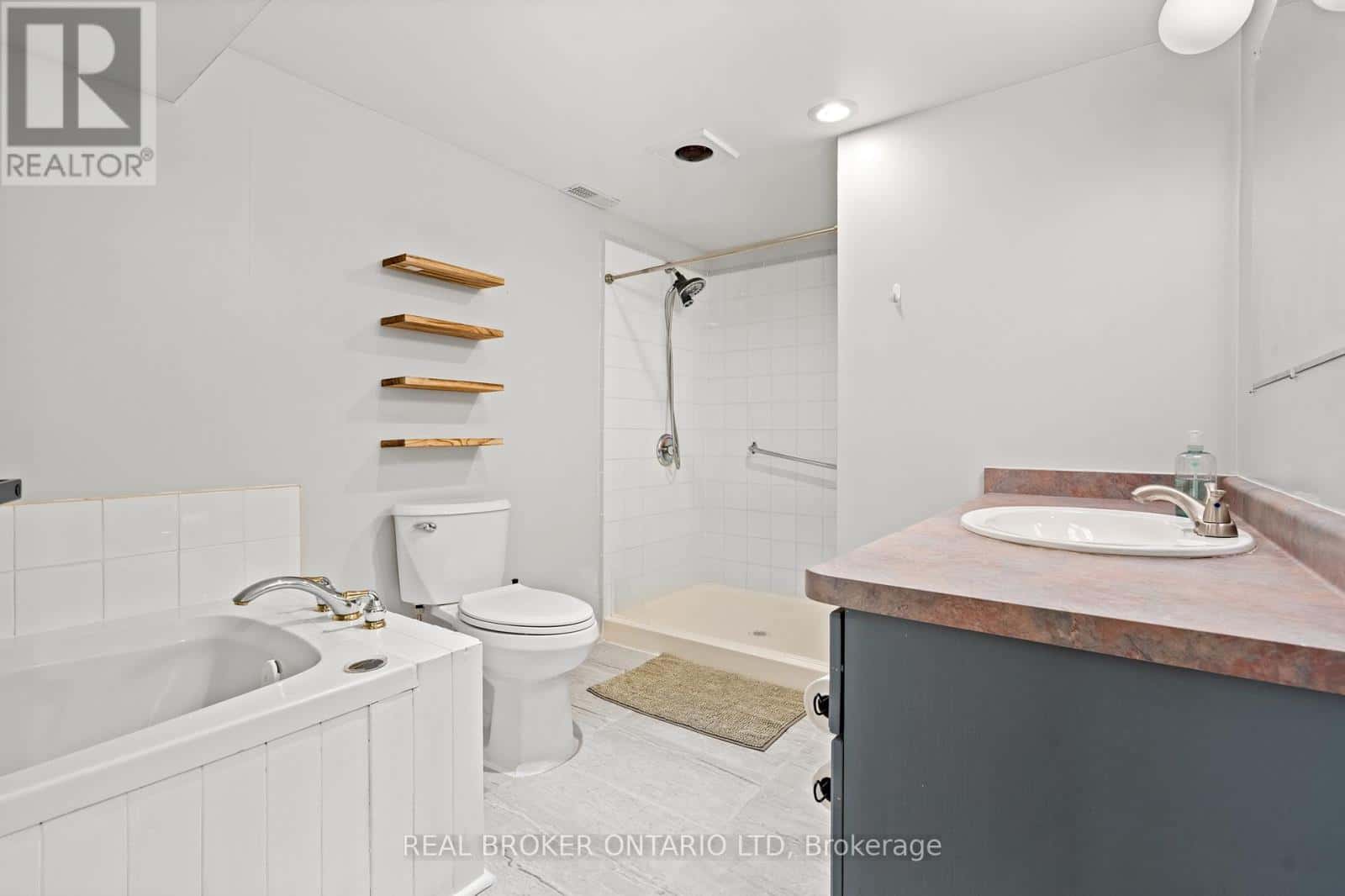 2 - 13 THORNTON STREET — Welland (Dain City) - Photo 4 of 19