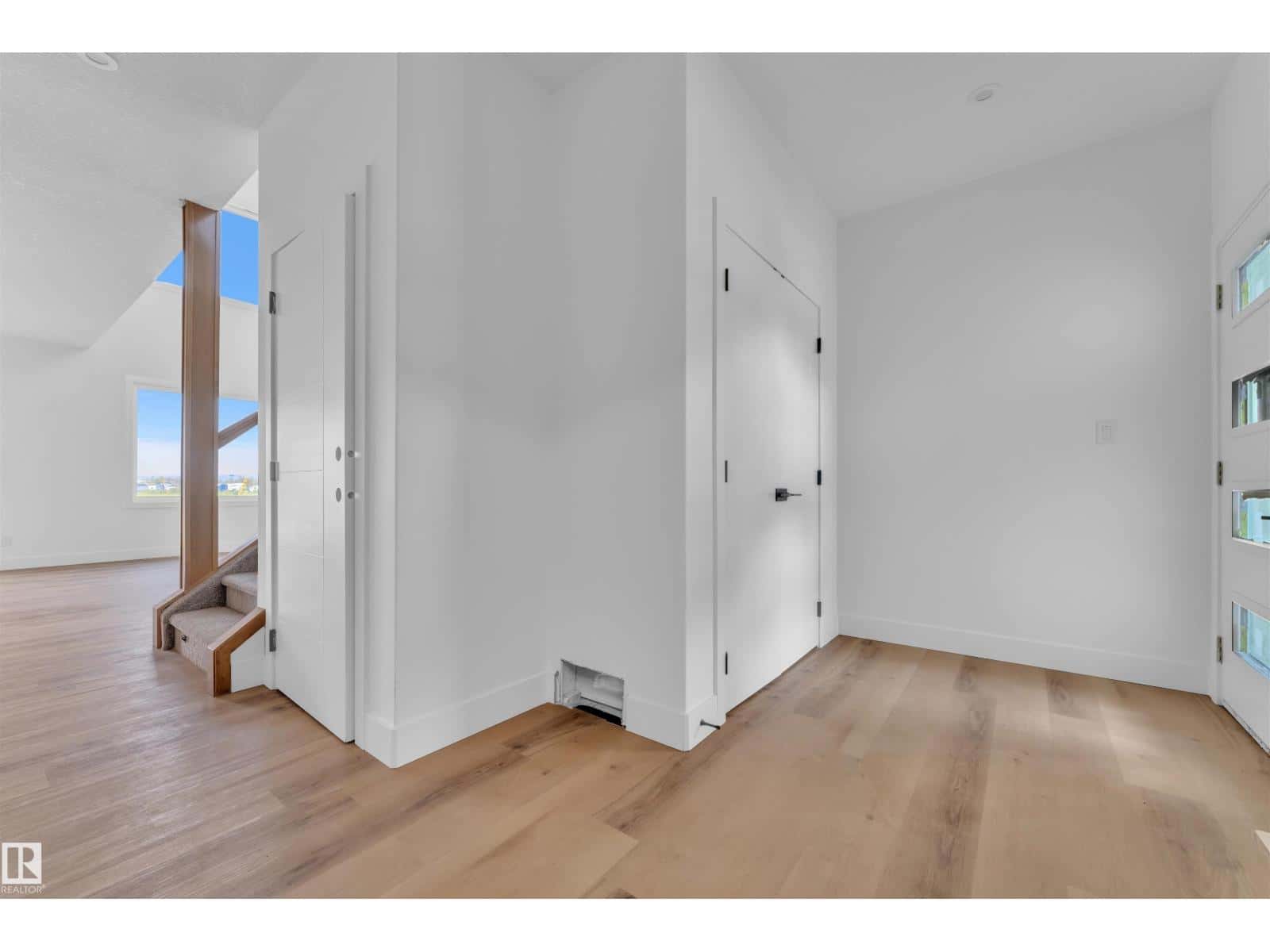 1914 155 AV NW — Edmonton - Photo 3 of 34