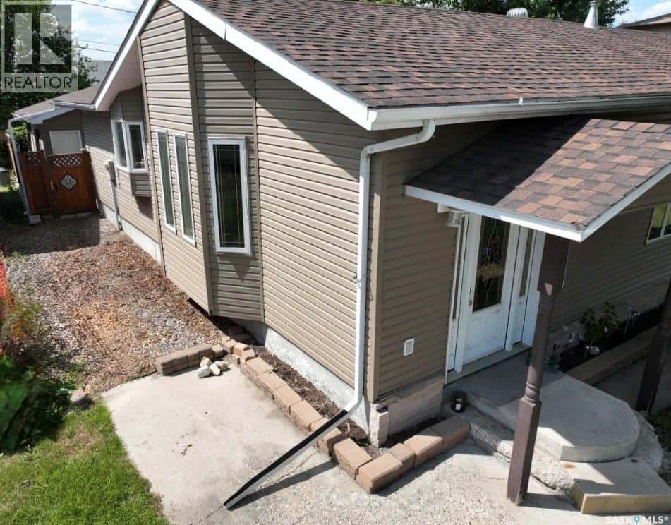 513 Hudson STREET — Hudson Bay, Saskatchewan - Photo 2 of 50