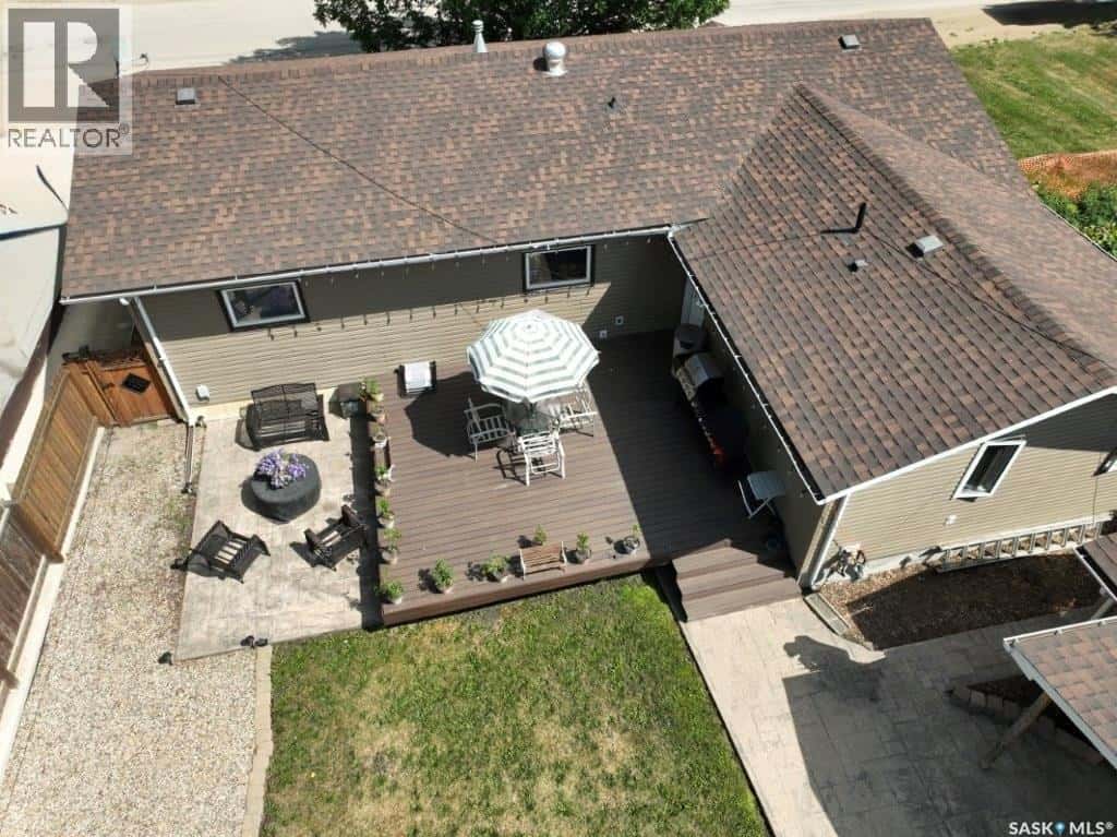 513 Hudson STREET — Hudson Bay, Saskatchewan - Photo 3 of 50