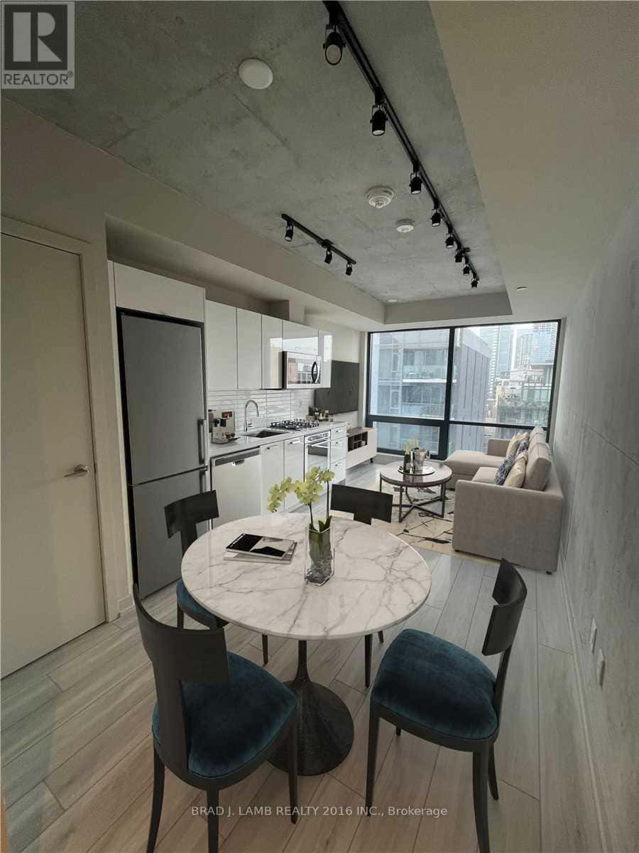 Toronto (Waterfront Communities) — Toronto (Waterfront Communities) - Photo 5 of 14