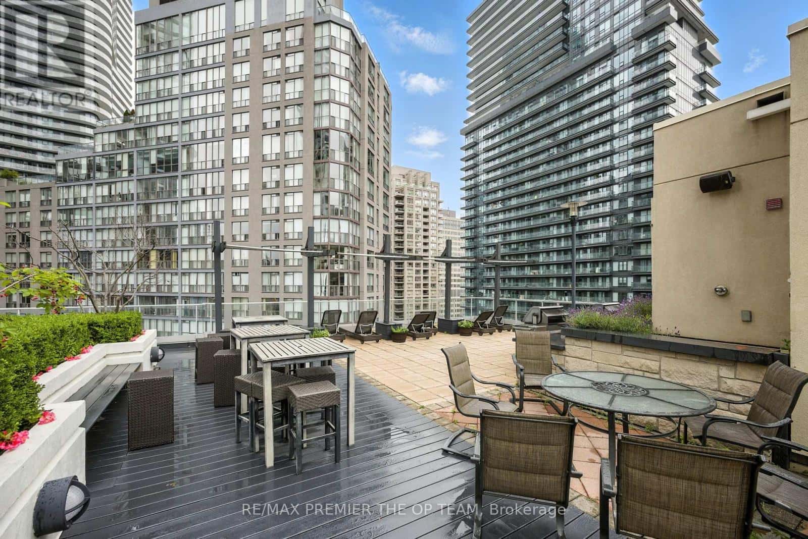 Toronto (Bay Street Corridor) — Toronto (Bay Street Corridor) - Photo 2 of 22