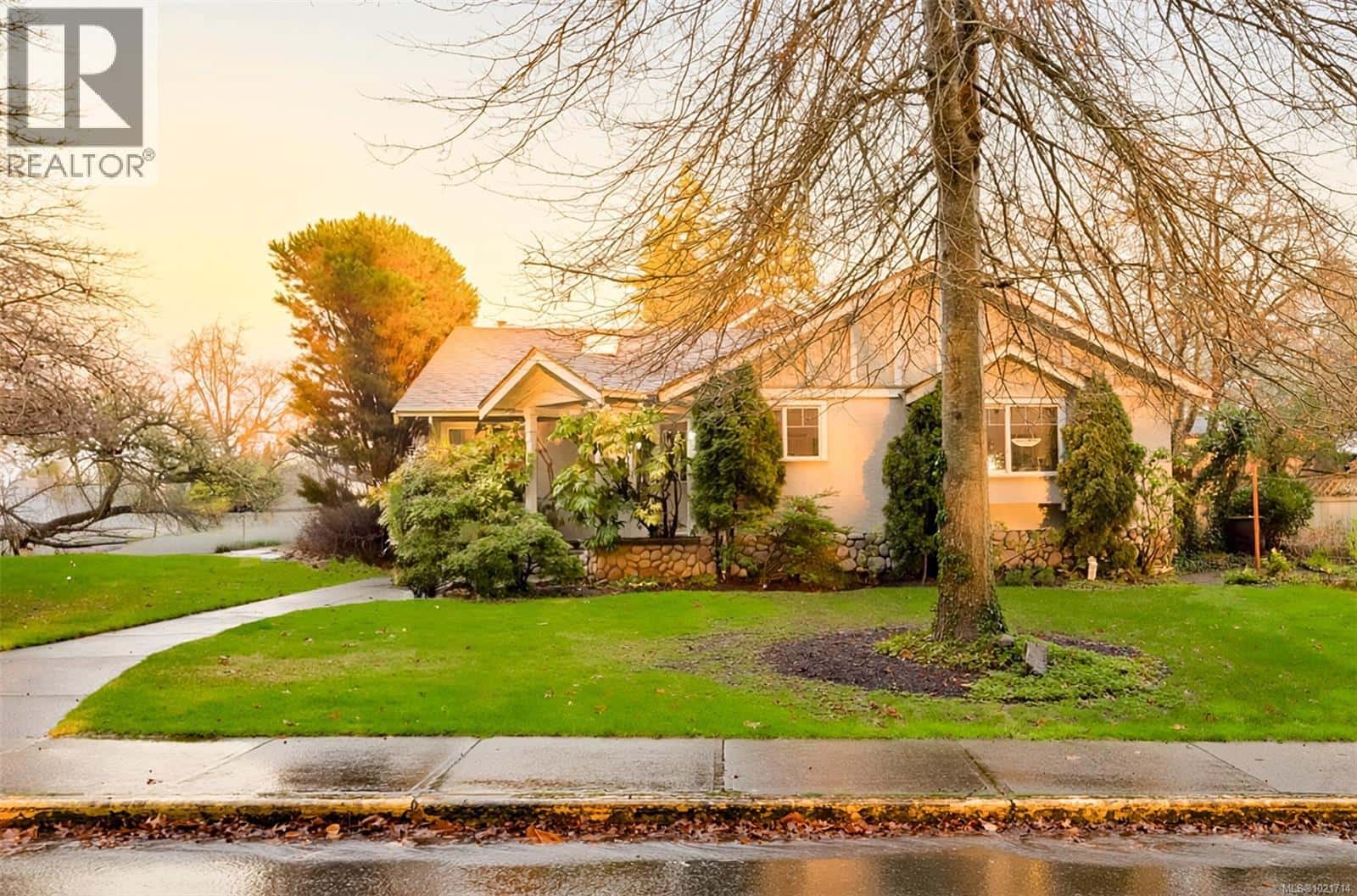 1975 Highland Rd — View Royal, British Columbia - Photo 2 of 44