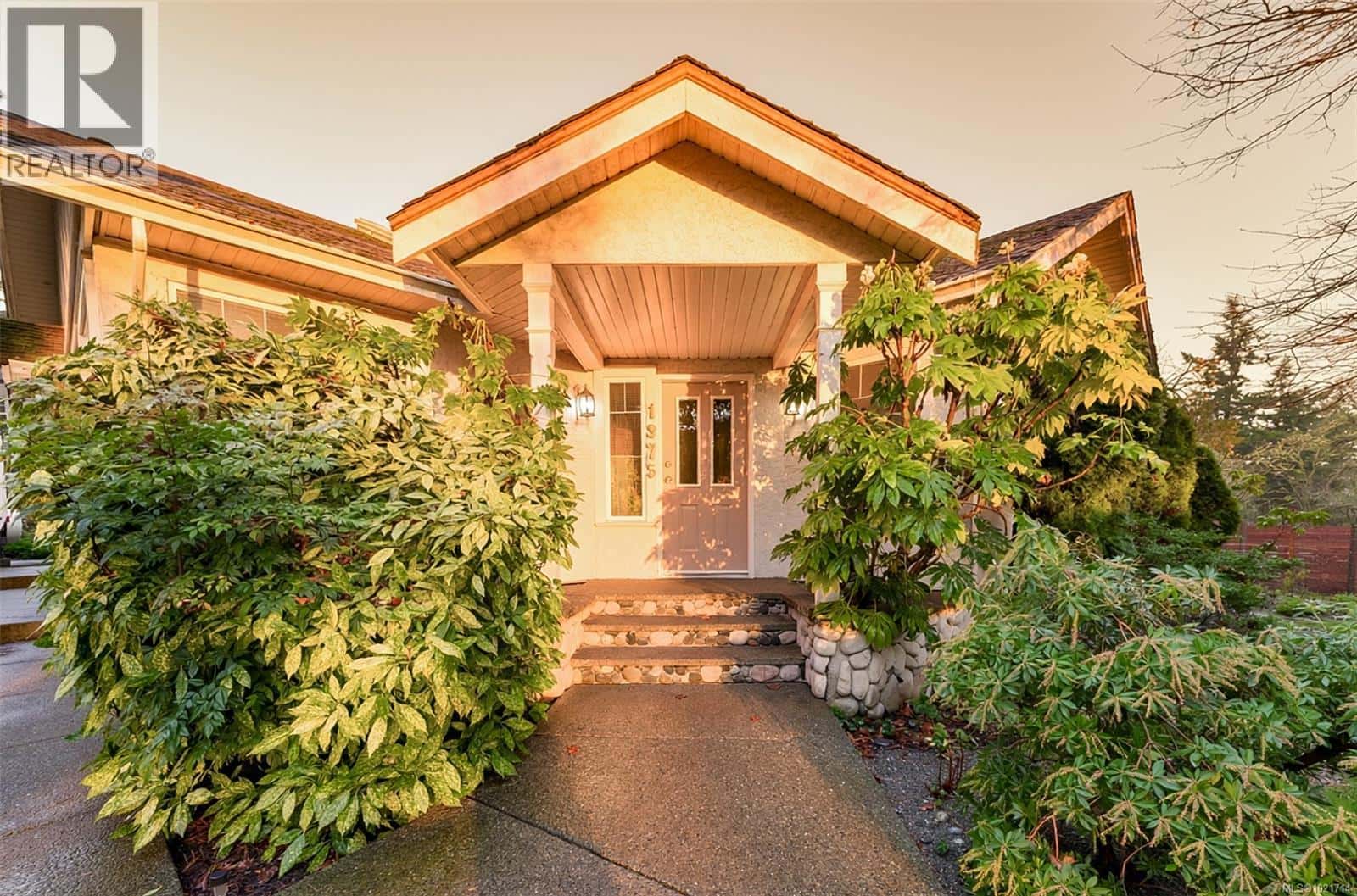 1975 Highland Rd — View Royal, British Columbia - Photo 4 of 44