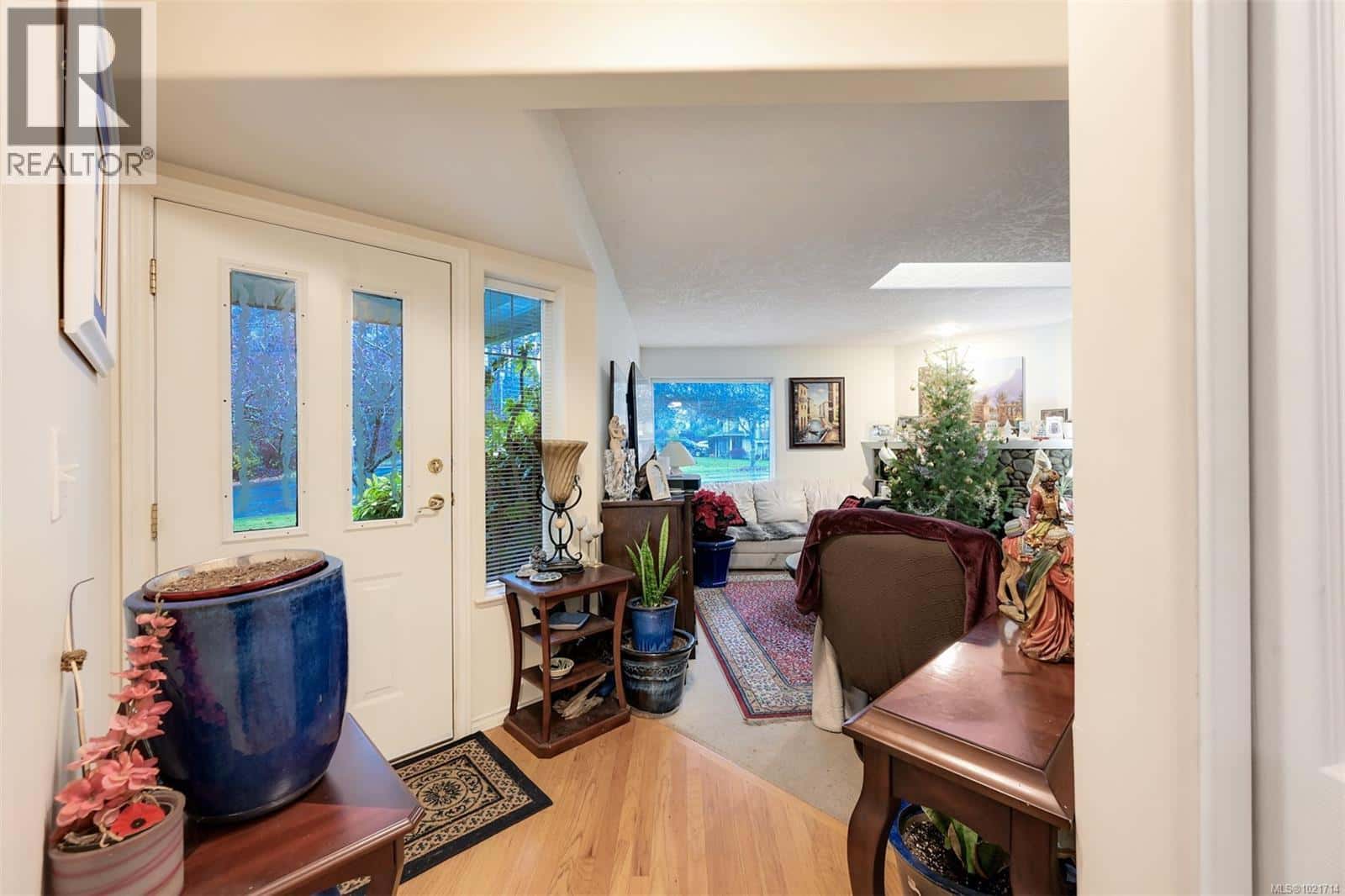 1975 Highland Rd — View Royal, British Columbia - Photo 5 of 44