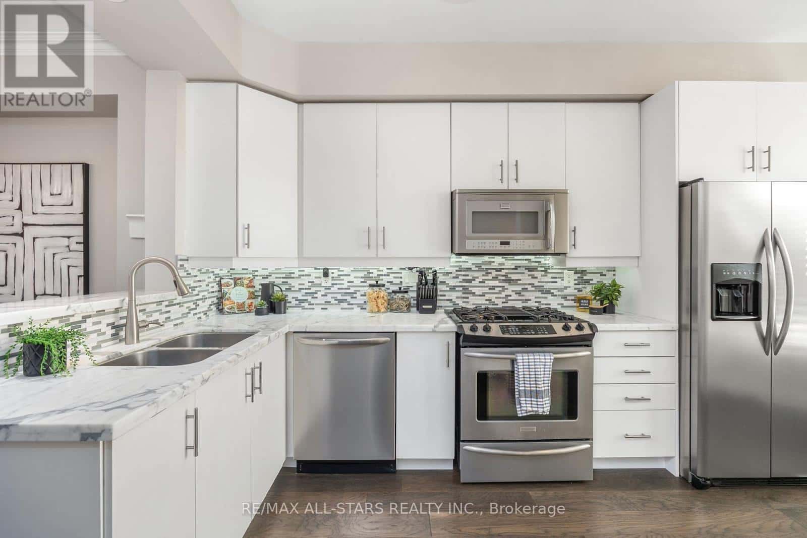 114 SIX POINT ROAD — Toronto (Islington-City Centre West) - Photo 4 of 42