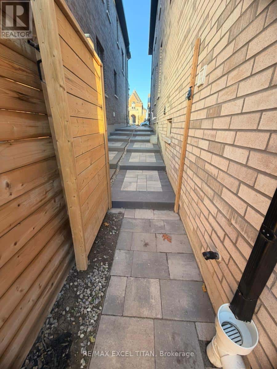 Vaughan (Kleinburg) — Vaughan (Kleinburg) - Photo 4 of 11