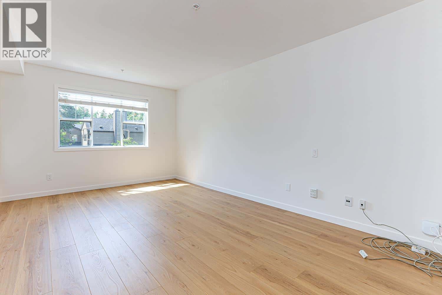 Delta — Delta - Photo 4 of 40