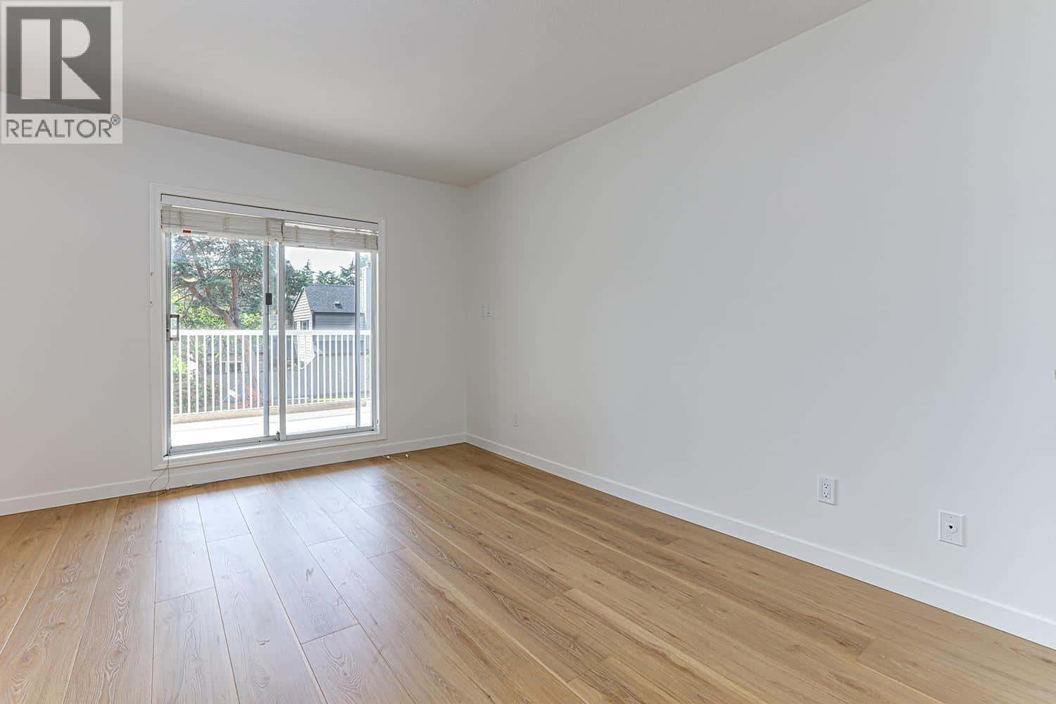 Delta — Delta - Photo 2 of 40