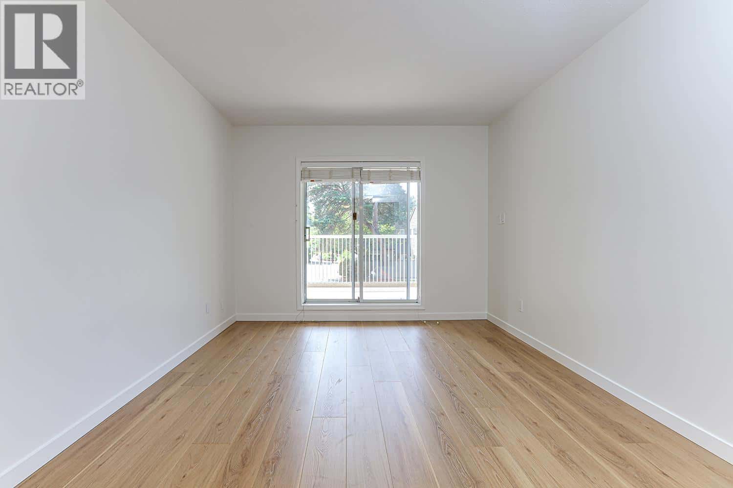 Delta — Delta - Photo 5 of 40