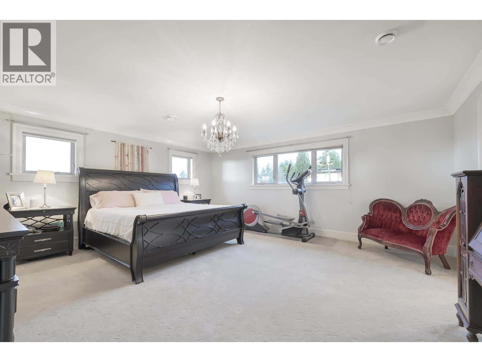 518 E 16TH STREET — North Vancouver - Photo 3 of 40