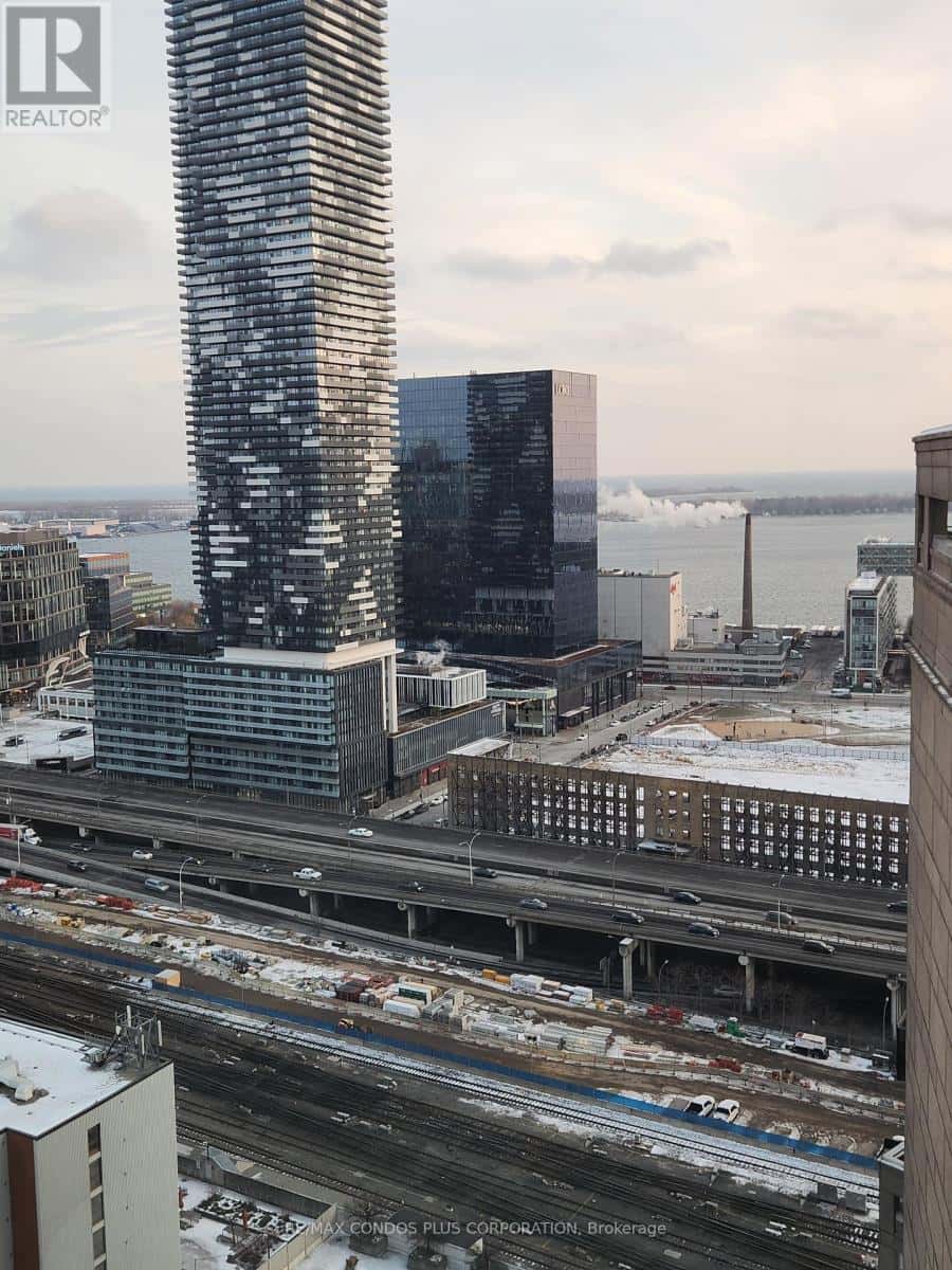 Toronto (Waterfront Communities) — Toronto (Waterfront Communities) - Photo 4 of 7