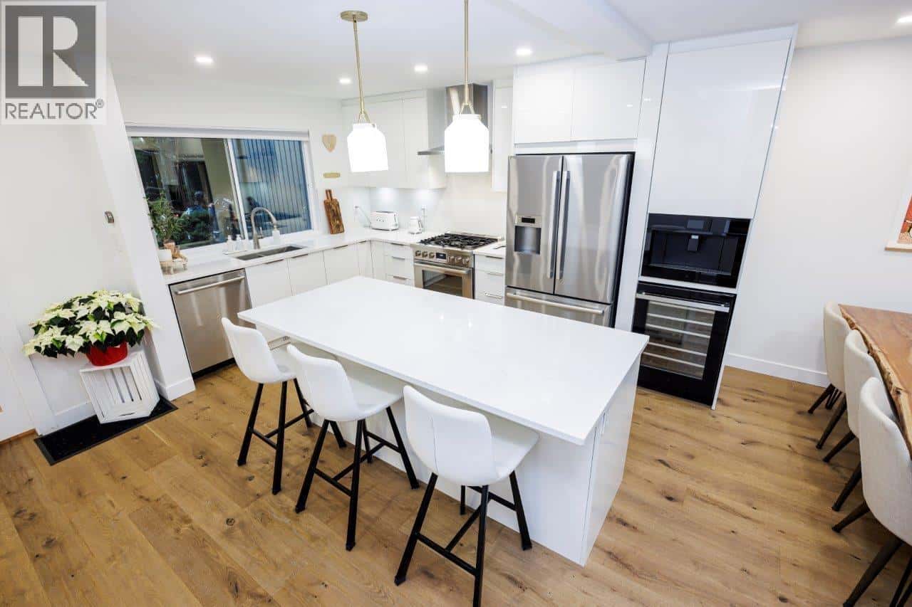 North Vancouver — North Vancouver - Photo 2 of 40