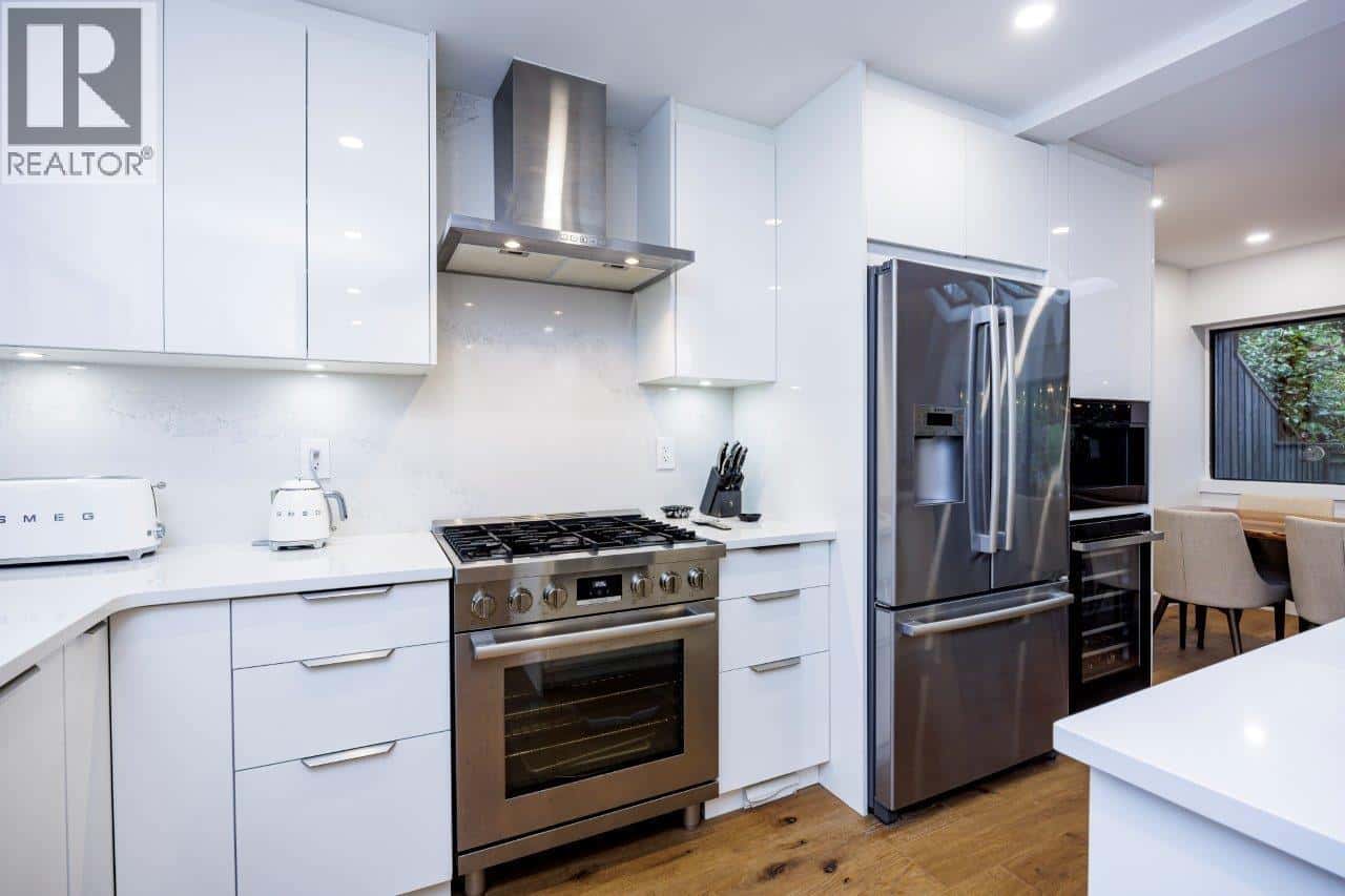 North Vancouver — North Vancouver - Photo 3 of 40