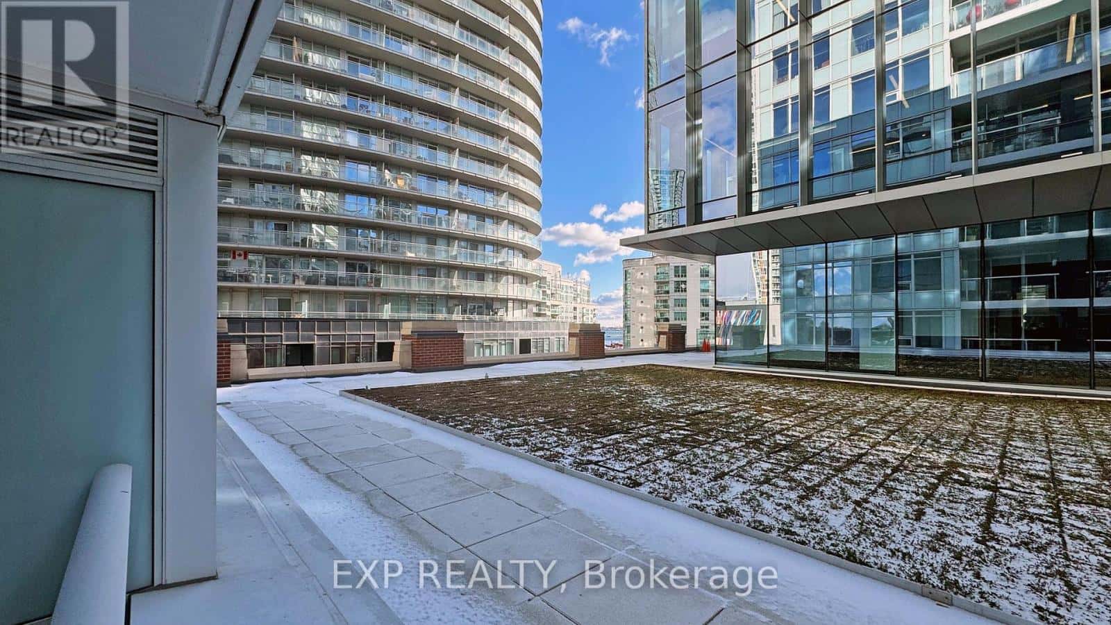 615 - 17 BATHURST STREET — Toronto (Waterfront Communities) - Photo 3 of 38