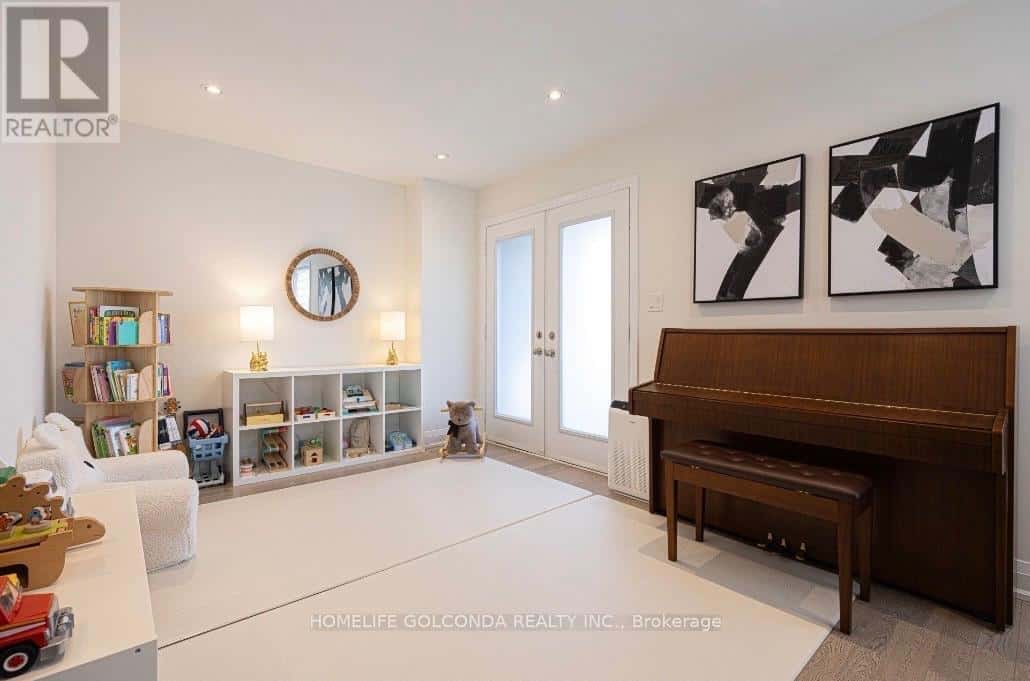 Vaughan (Beverley Glen) — Vaughan (Beverley Glen) - Photo 2 of 19