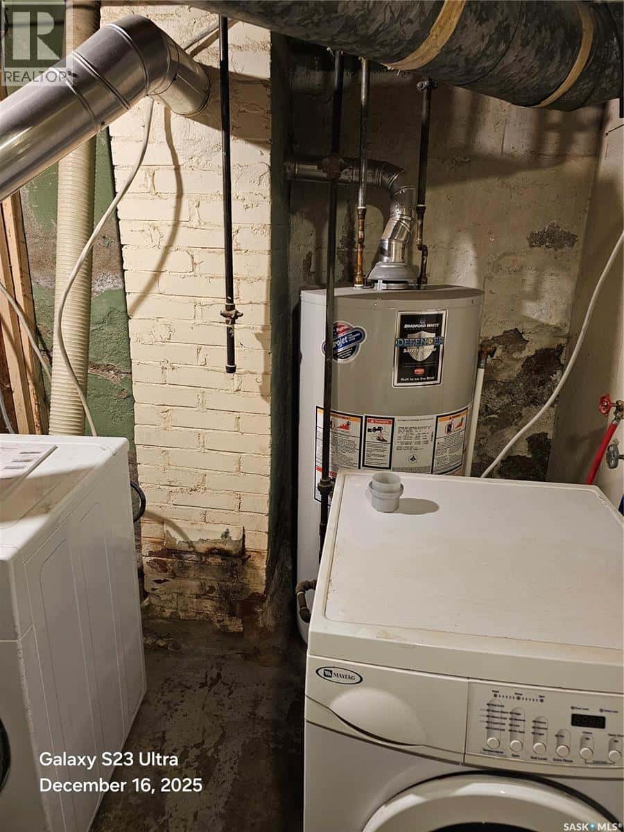 833 i AVENUE N — Saskatoon - Photo 2 of 11