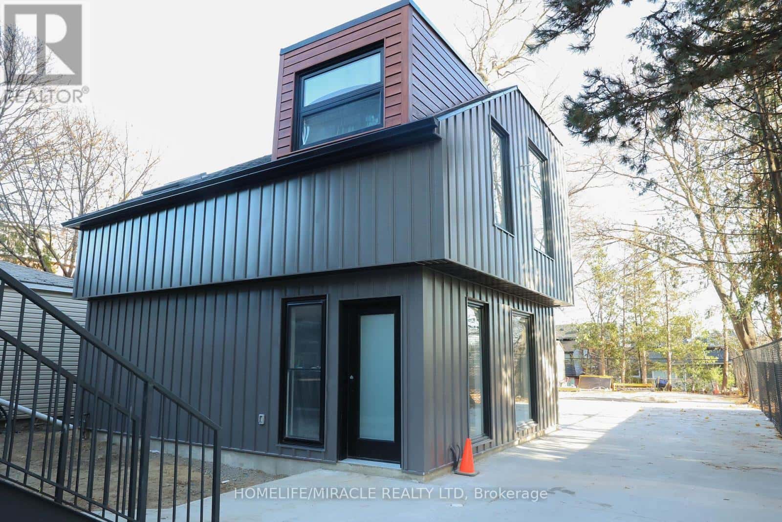 Toronto (High Park North) — Toronto (High Park North) - Photo 3 of 23