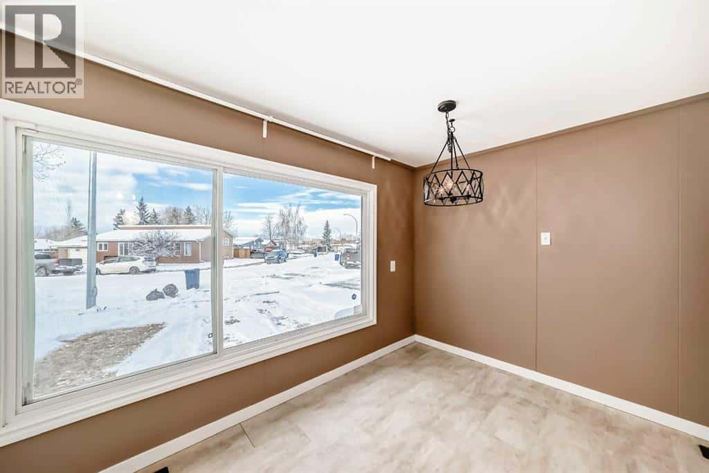 24 Spring Dale Circle SE — Airdrie, Alberta - Photo 4 of 32