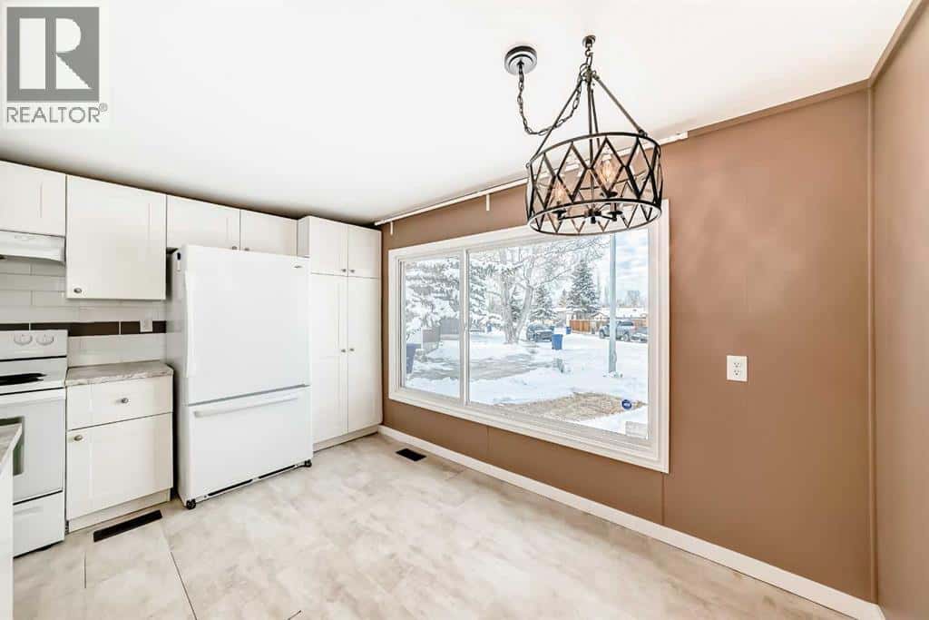 24 Spring Dale Circle SE — Airdrie, Alberta - Photo 5 of 32