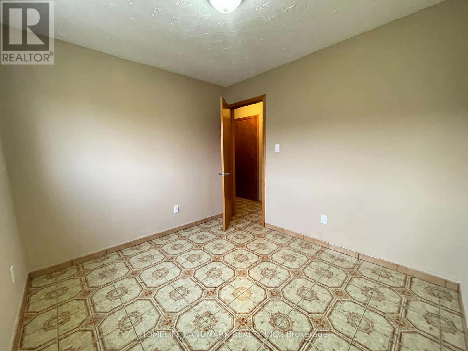 Hamilton (Gilbert) — Hamilton (Gilbert) - Photo 5 of 35