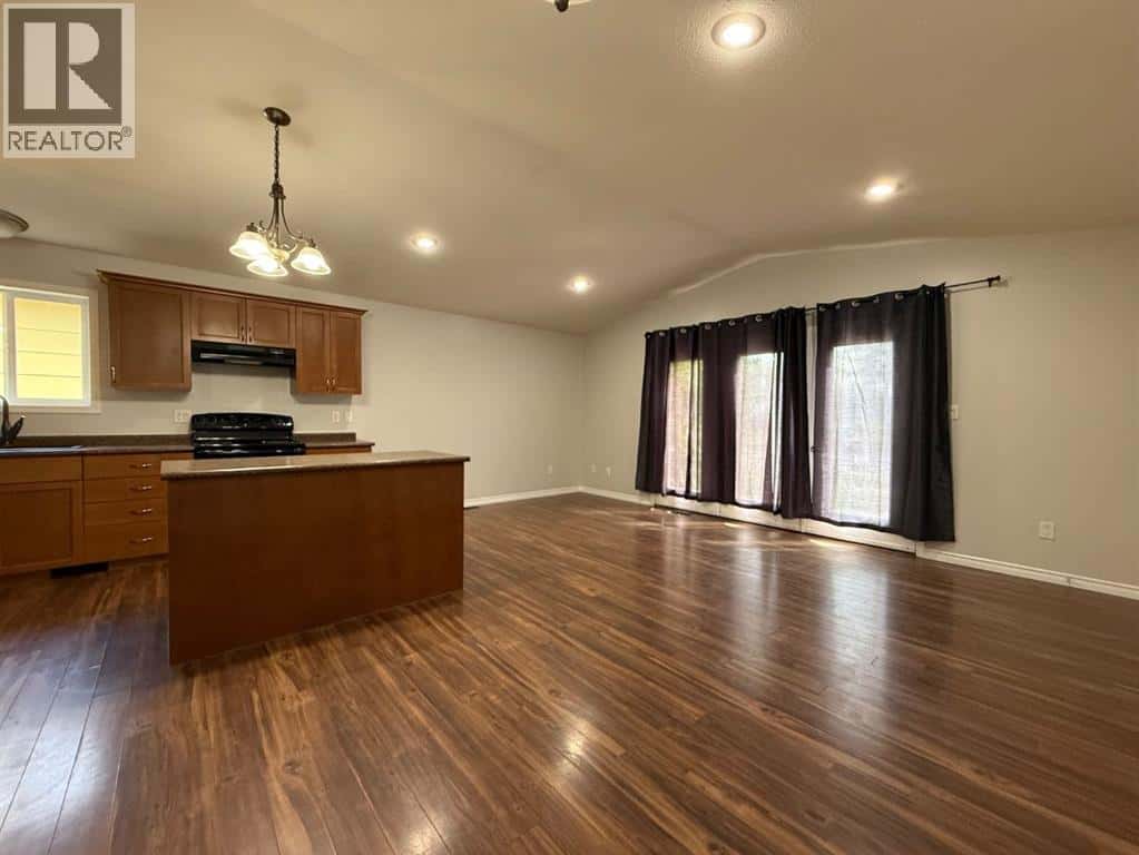 4822 50 Avenue — Vermilion, Alberta - Photo 2 of 21