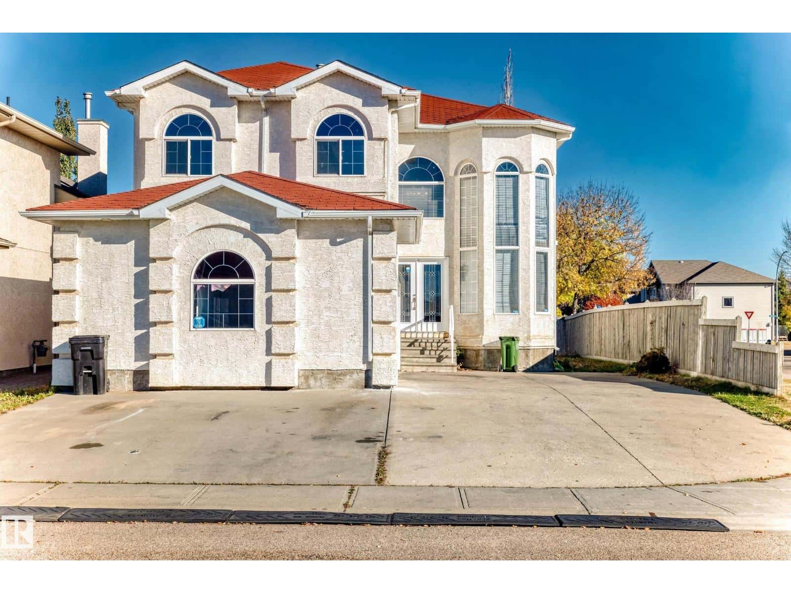 16003 134 ST NW — Edmonton, Alberta - Photo 2 of 29