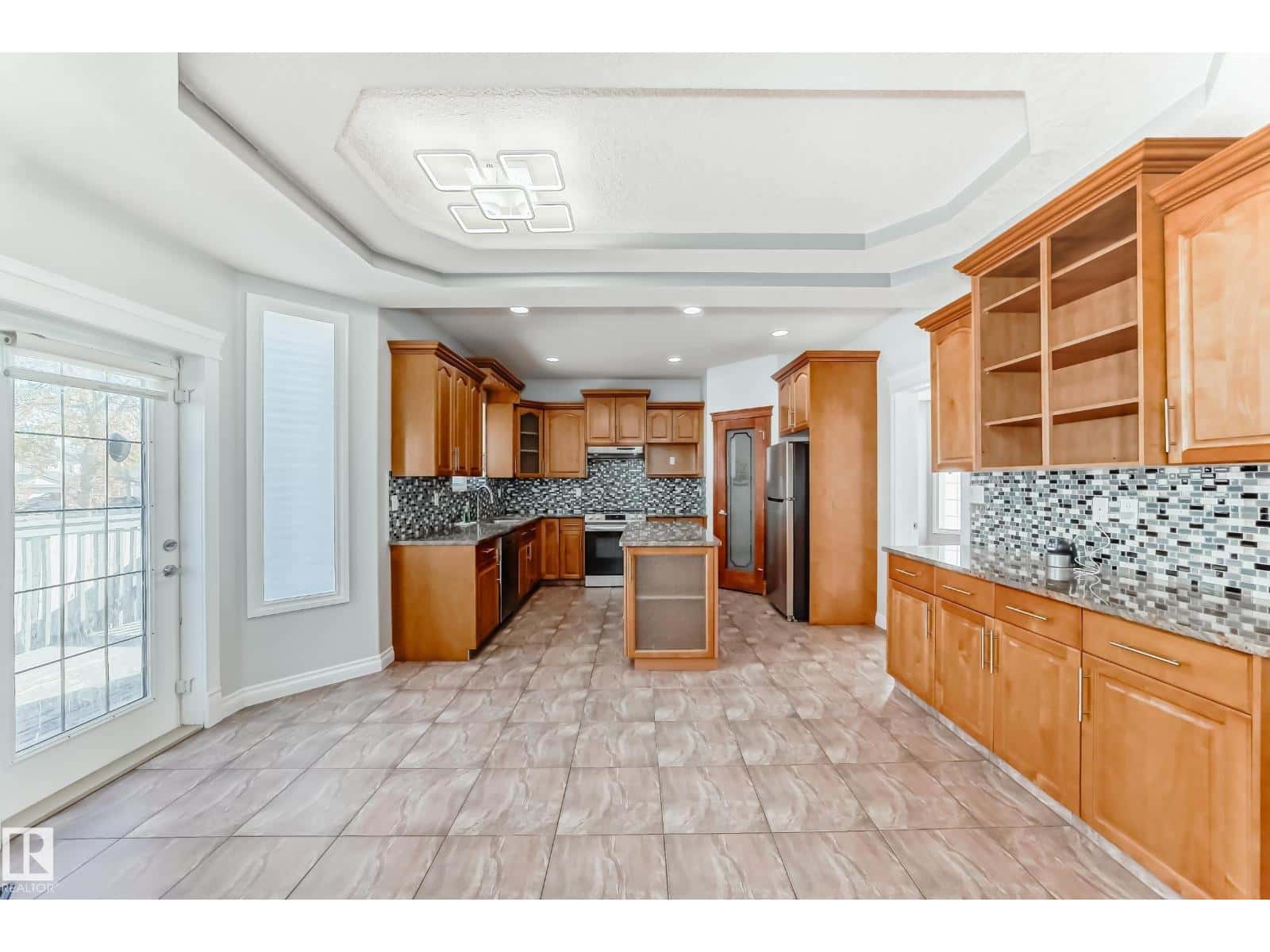 16003 134 ST NW — Edmonton, Alberta - Photo 3 of 29