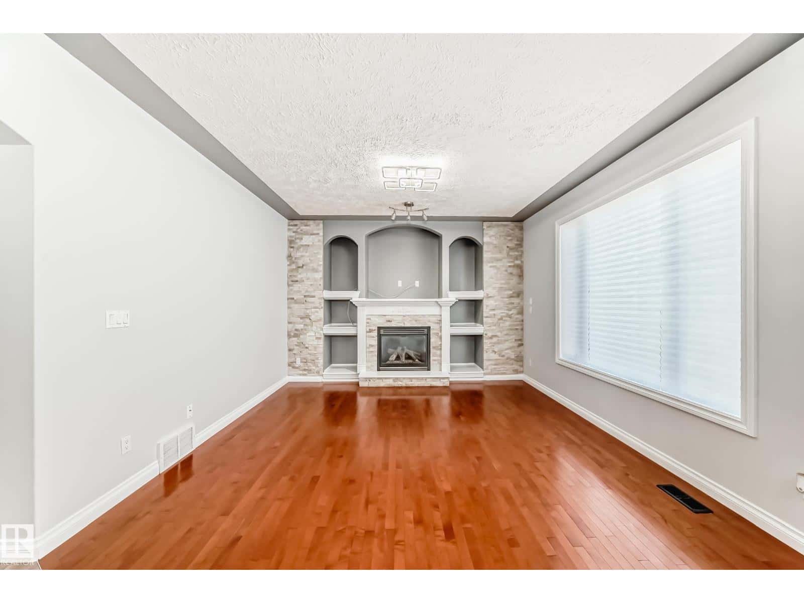 16003 134 ST NW — Edmonton, Alberta - Photo 5 of 29