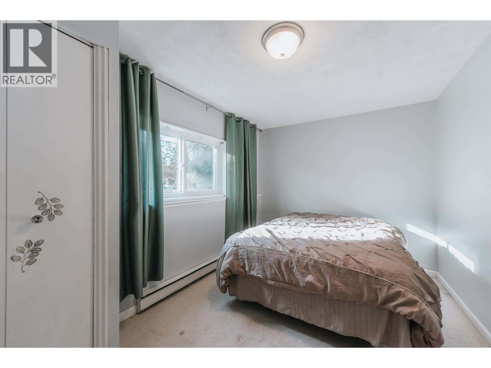 Gibsons — Gibsons - Photo 4 of 32