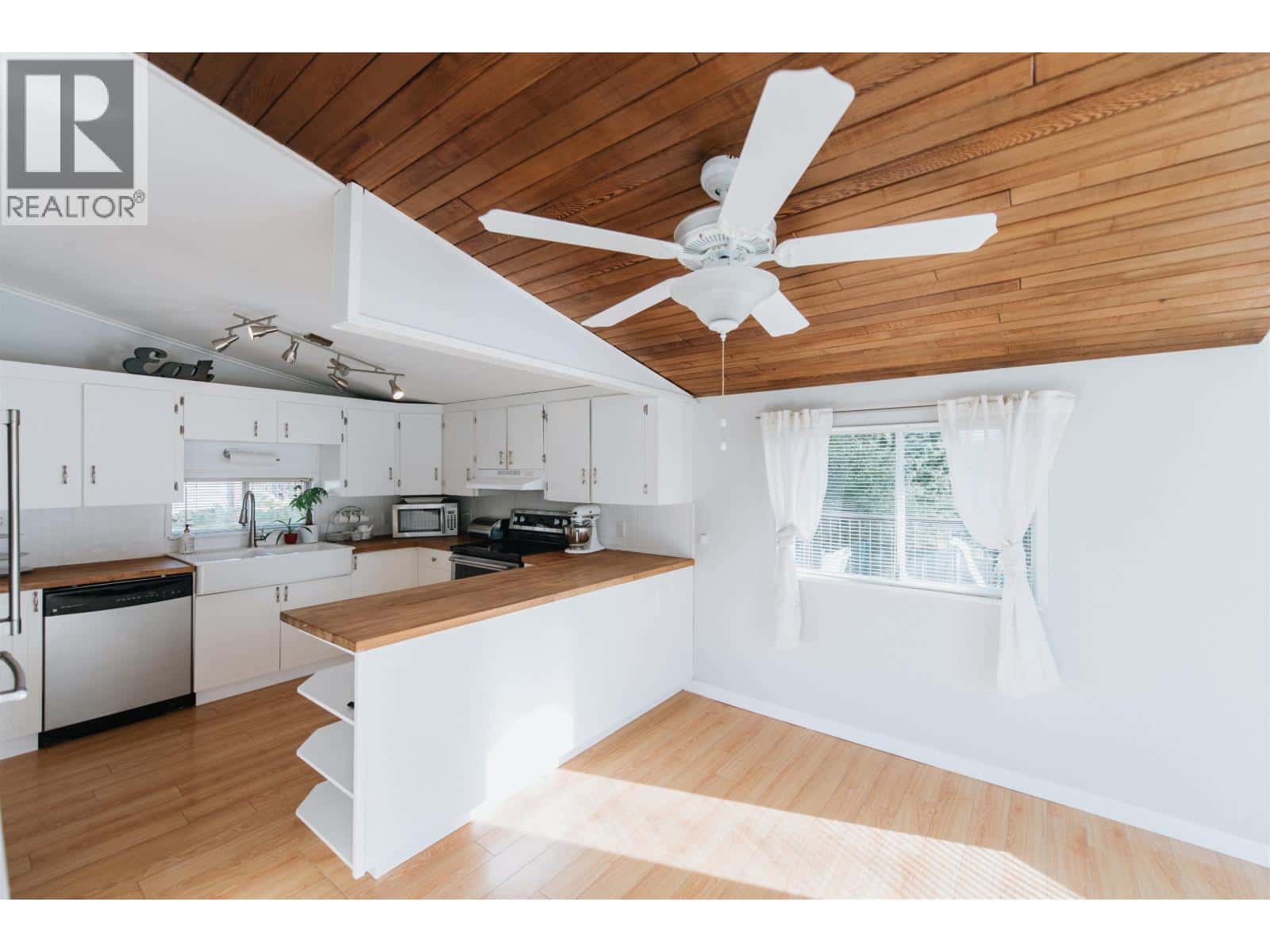 Gibsons — Gibsons - Photo 3 of 32