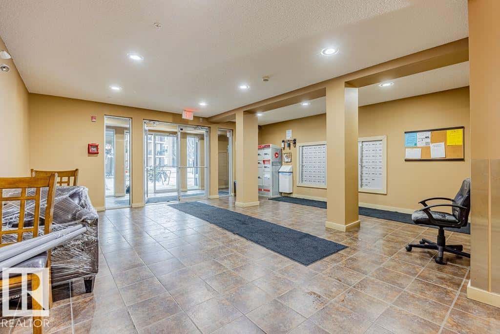 Edmonton — Edmonton - Photo 3 of 33