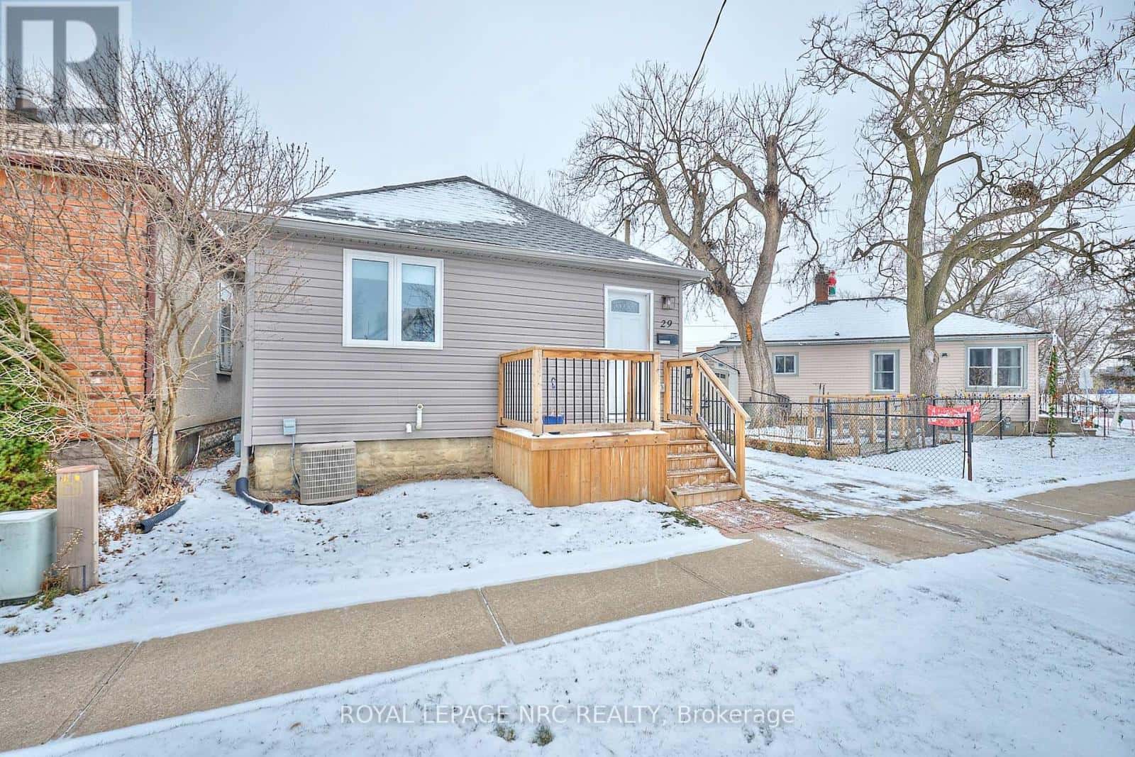 29 TRAPNELL STREET — St. Catharines (E. Chester), Ontario - Photo 3 of 72