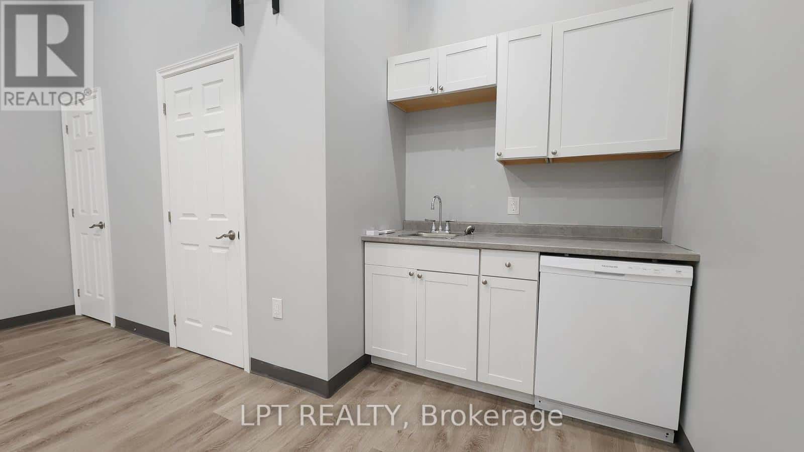 MIDFLOOR - 59 COLLIER STREET — Barrie (City Centre) - Photo 3 of 17