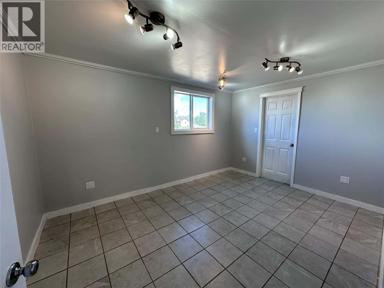 10101 17 Street — Dawson Creek - Photo 2 of 20