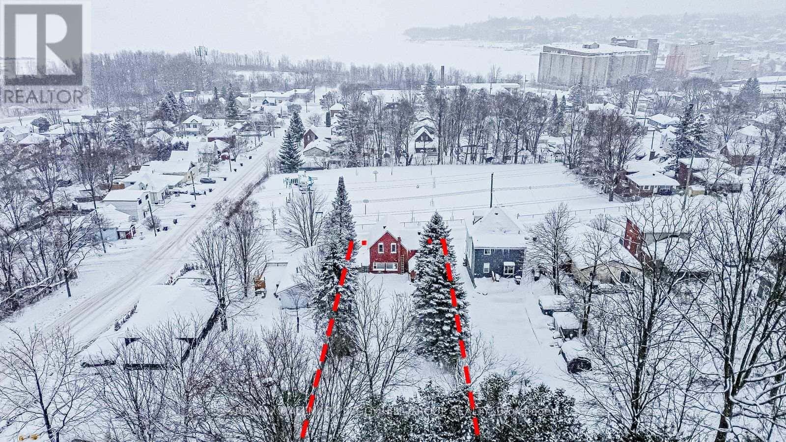 86 SIXTH STREET — Midland, Ontario - Photo 2 of 20