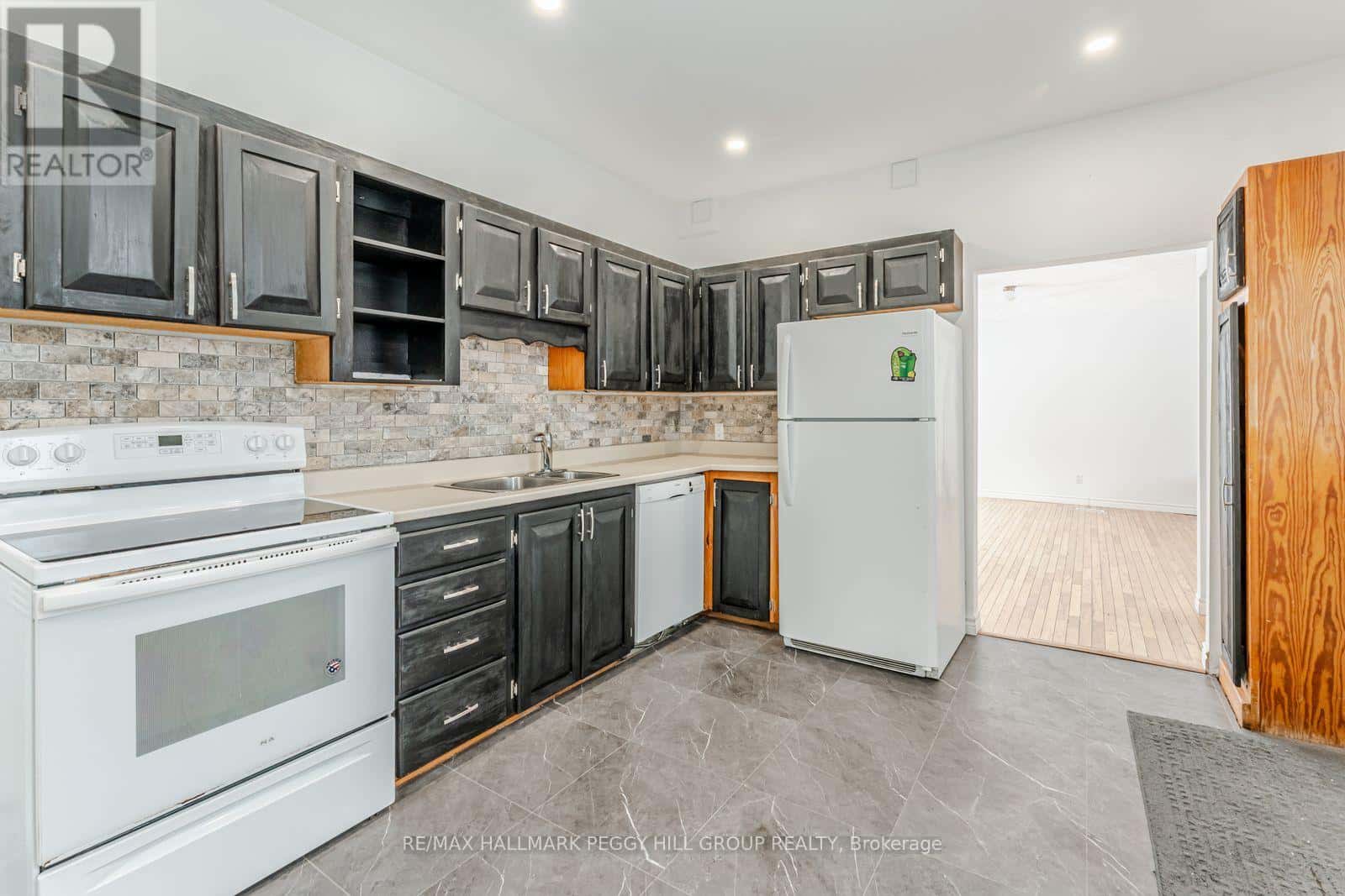 86 SIXTH STREET — Midland, Ontario - Photo 4 of 20