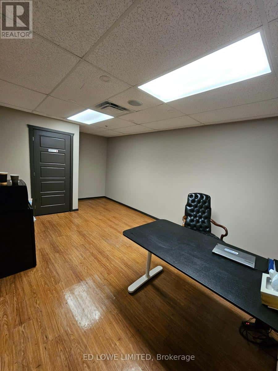 4 - 15 MAPLE AVENUE — Barrie (City Centre) - Photo 2 of 7