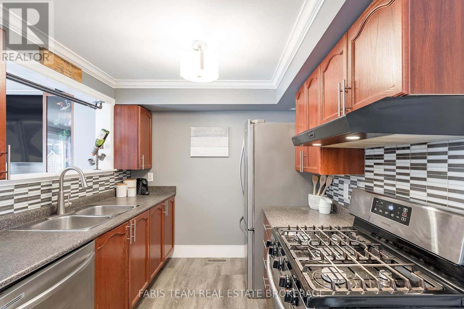 28 RAYMOND CRESCENT — Barrie (Painswick South), Ontario - Photo 4 of 23