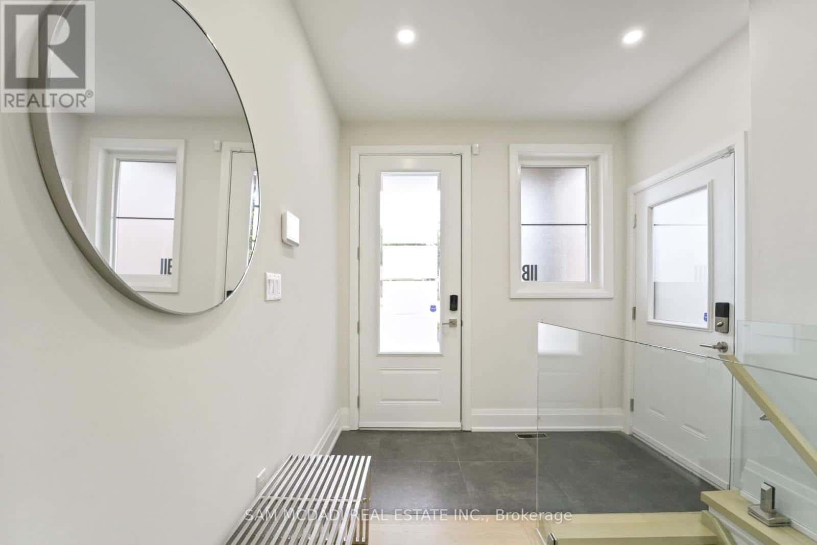 Mississauga (Port Credit) — Mississauga (Port Credit) - Photo 3 of 49