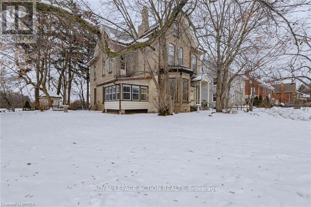 17 HAWARDEN AVENUE — Brantford, Ontario - Photo 3 of 50