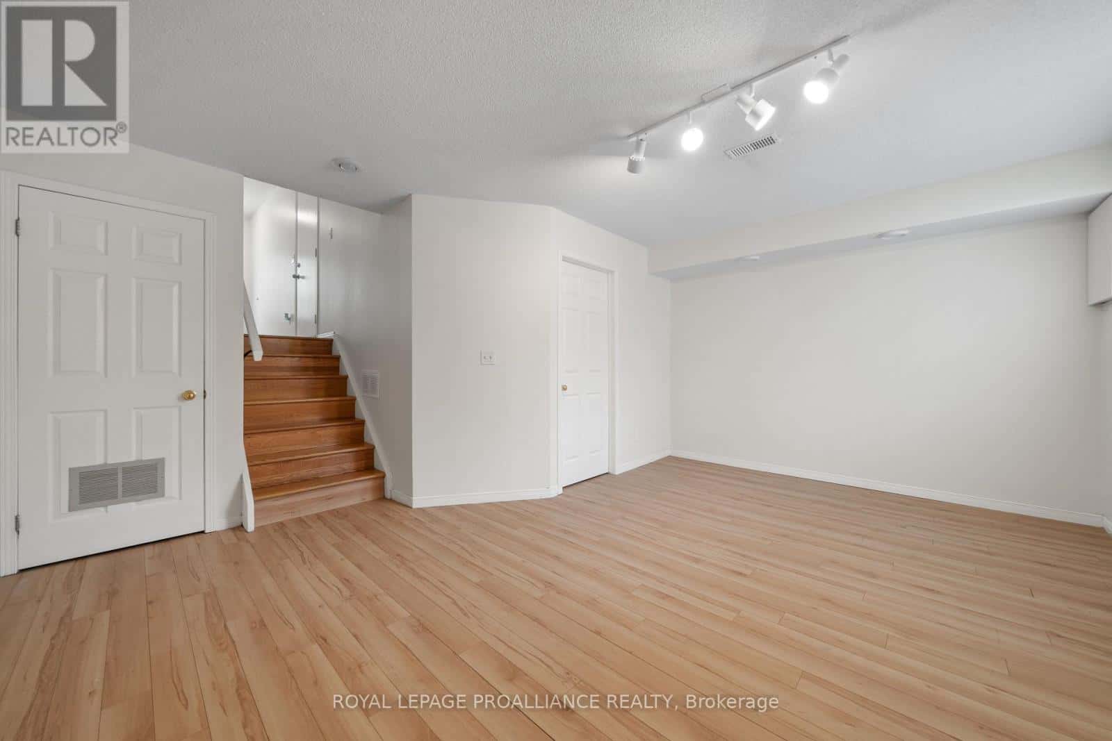 5 - 9 PROGRESS AVENUE — Belleville (Belleville Ward) - Photo 5 of 37