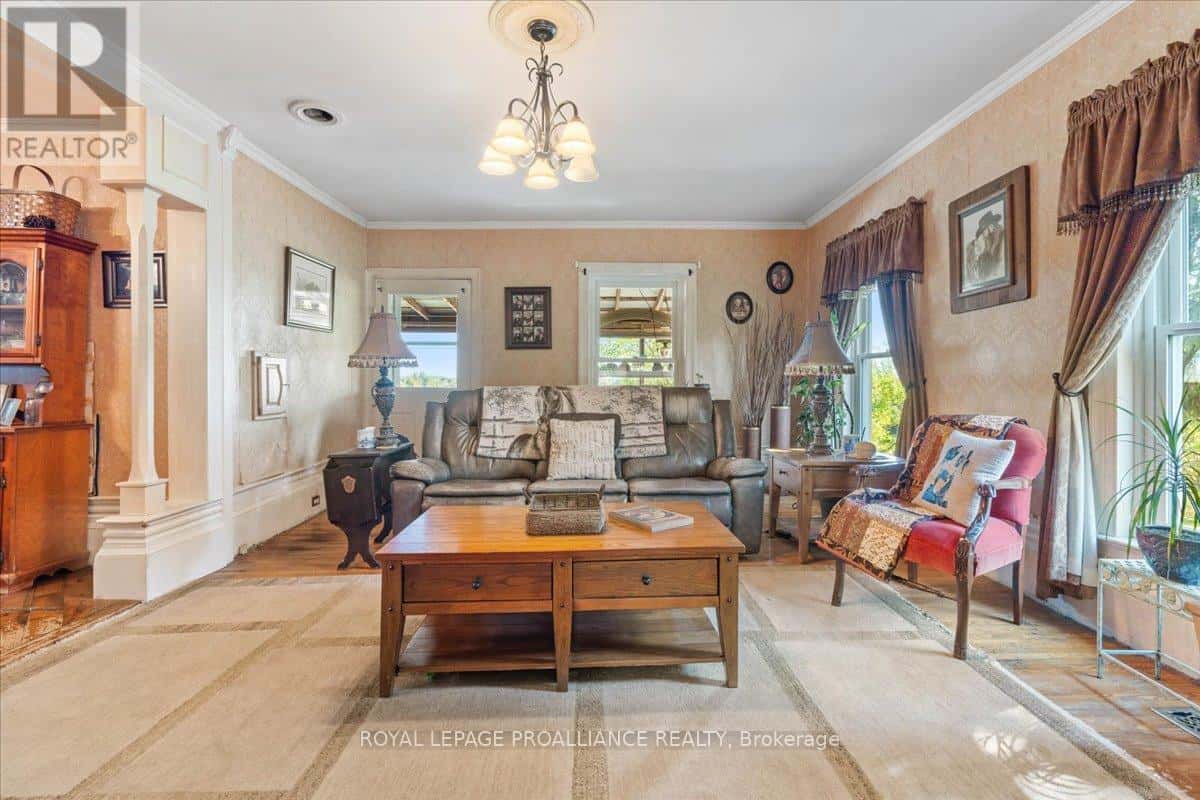 Centre Hastings — Centre Hastings - Photo 2 of 45