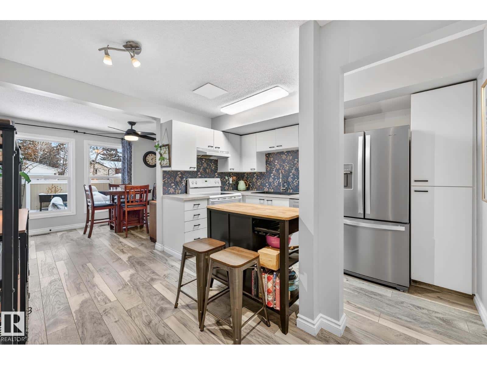 7 GRANDVIEW RG — St. Albert, Alberta - Photo 5 of 34