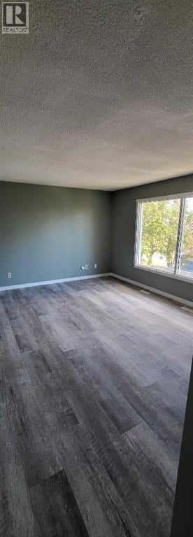 9506 107 Avenue — Grande Prairie, Alberta - Photo 3 of 11